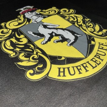 Sudadera Escudo Hufflepuff Negro - Harry Potter Exclusiva Espectarium